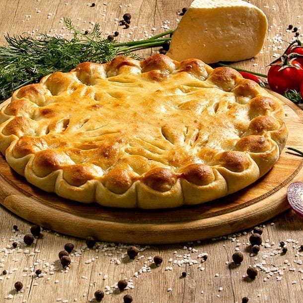 Осетинские пироги с индейкой, помидорами и сыром